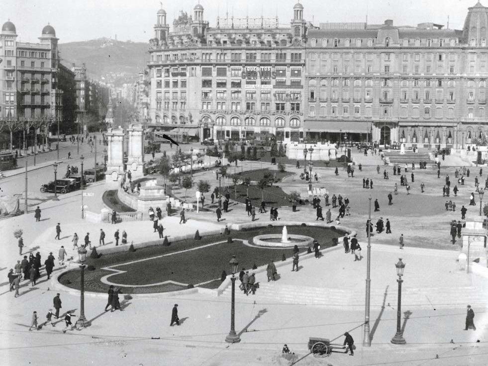 La plaza Catalunya en 1928, durante el proceso de remodelación para la Exposición