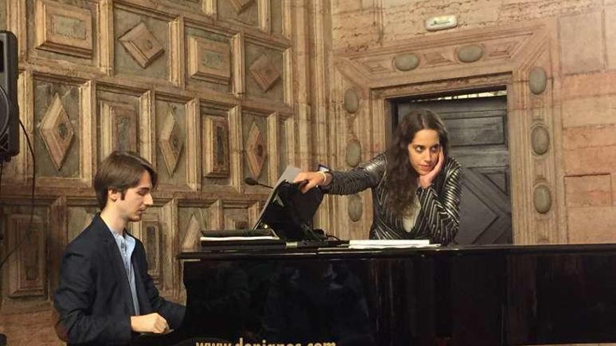 Álvaro Martín y Ana Jiménez, ayer, durante el recital en Grado.