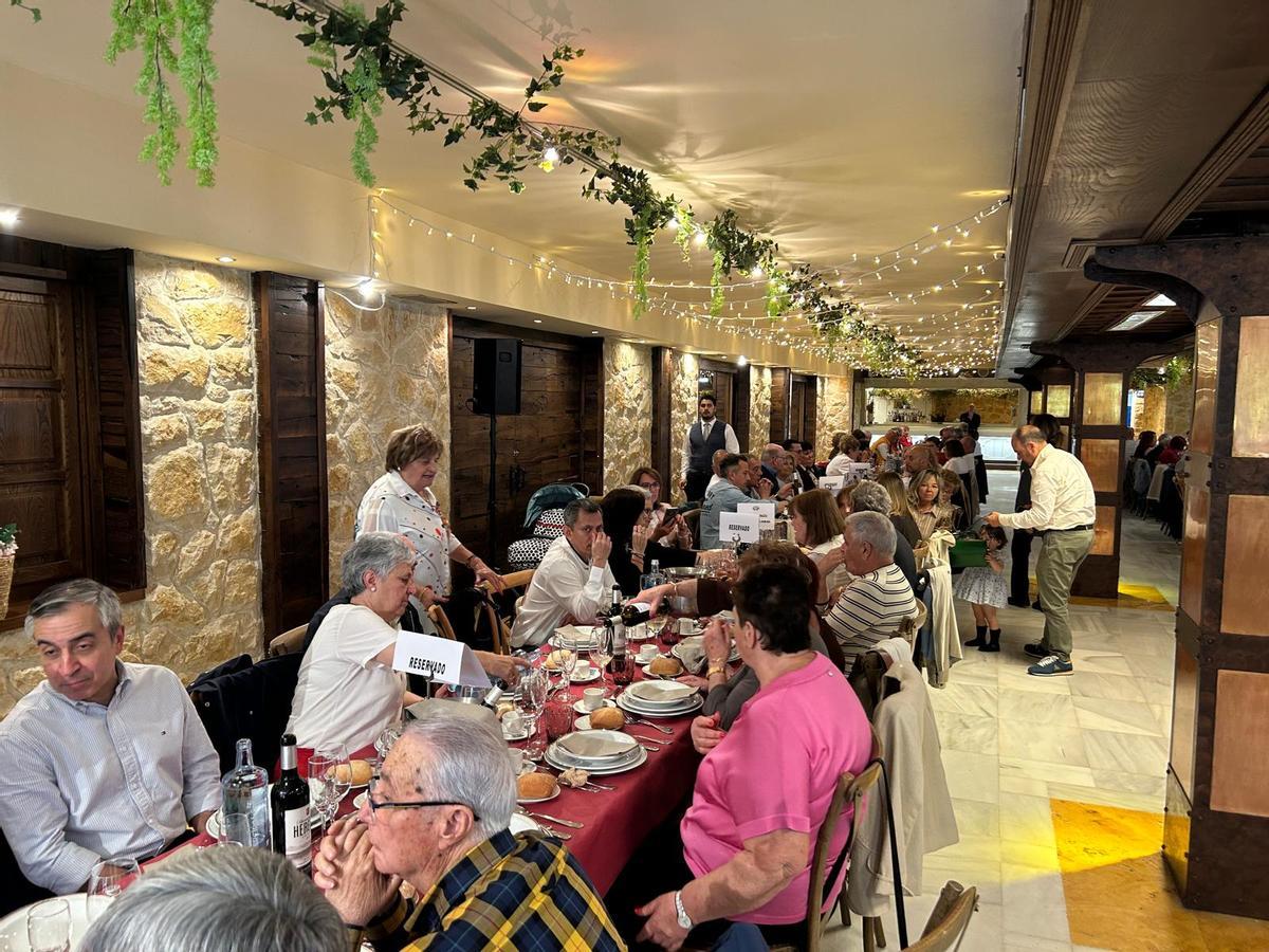 En imágenes: comida anual y reconocimiento de socios del Hogar del Jubilado de El Berrón.