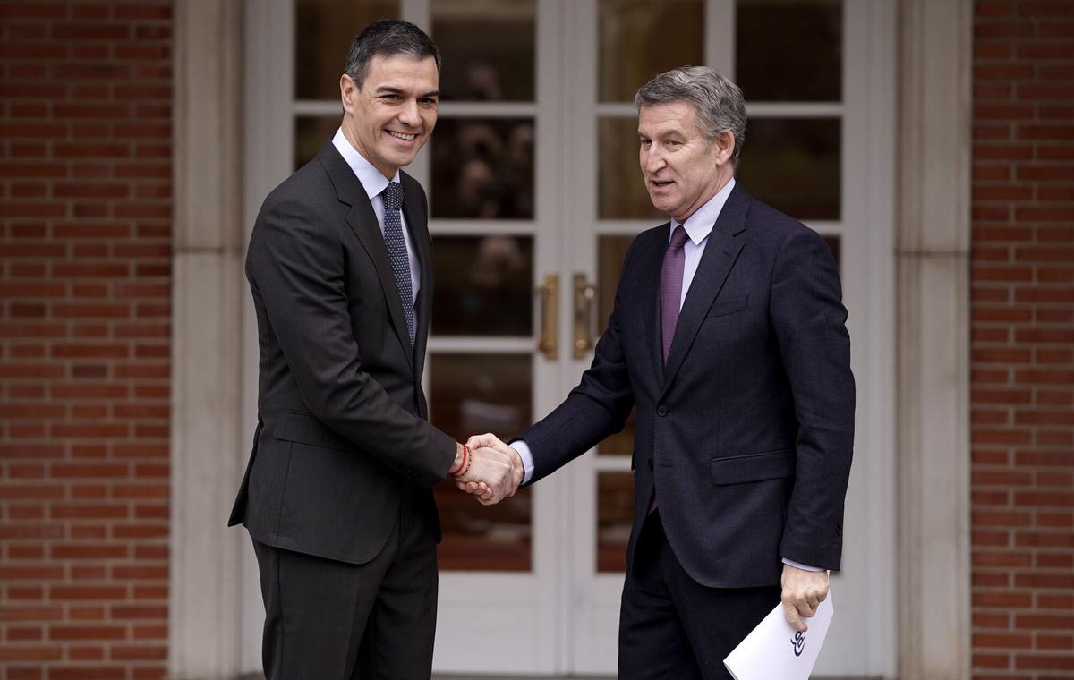 El presidente del Gobierno, Pedro Sánchez, y el líder del PP, Alberto Núñez Feijóo, en su último encuentro en la Moncloa.
