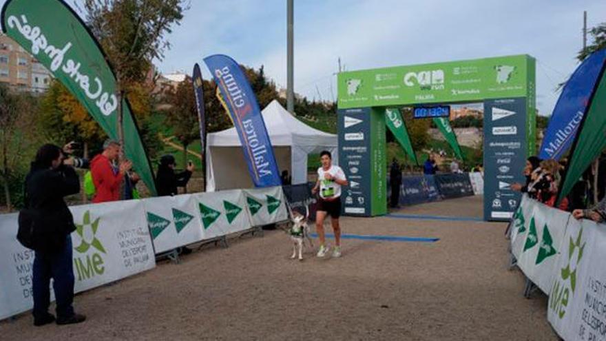 Can we run: Alberto y su compañera Lola, campeones de la categoría de runner