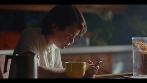 Vídeo de conscienciació llançat per Movistar que alerta els joves sobre els riscos de lligar a través d’internet. 