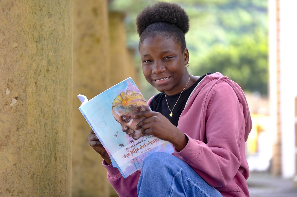 Binta junto a su libro ‘La hija del viento. Mi voz, mi historia, mi lucha’.