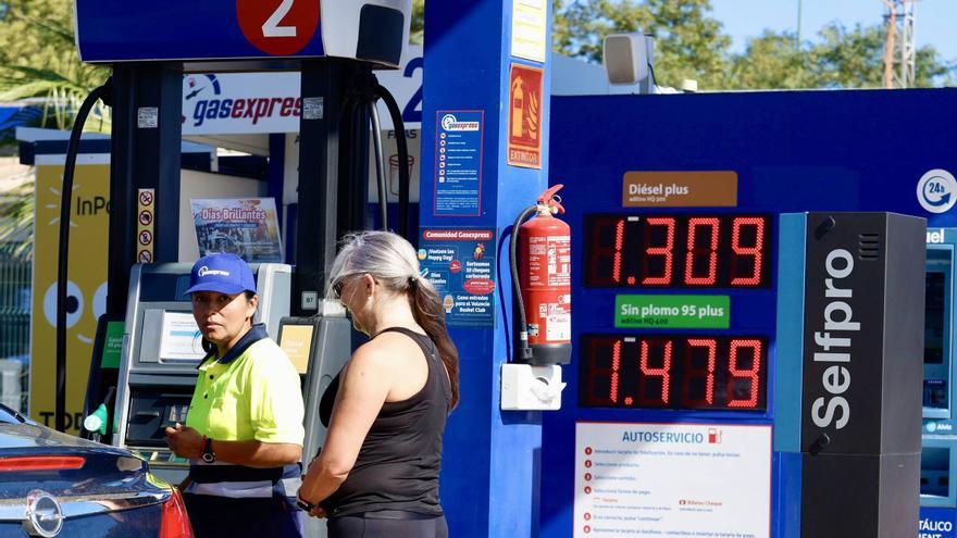 El coste de llenar el depósito ya es el más barato desde finales de 2021