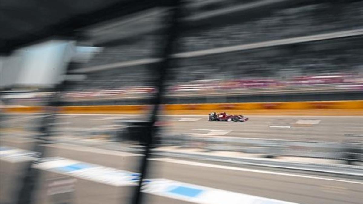 Alonso, en la recta del Circuit, en la sesión  de entrenamientos de la jornada de ayer.