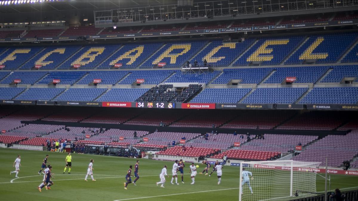 Barcelona   24 10 2020  Deportes                De jong remata de cabeza     durante el partido de liga entre el FC Barcelona  Barca   y el Real Madrid en un  Camp Nou vacio de espectadores a causa de las medidas adoptadas por la Liga para prevenir contagios por Covid 19   Fotografia de Jordi Cotrina