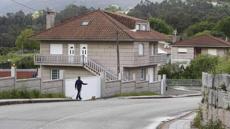 Casa de Porriño donde vivía el líder de la red y, en el recuadro, agentes con uno de los detenidos.  // R.G.