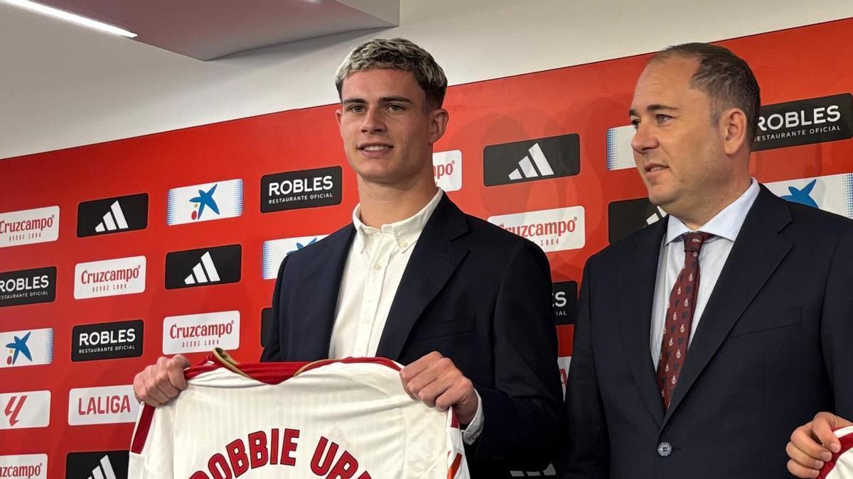 Robbie Ure junto a José Ignacio Navarro, en su presentación como nuevo jugador del Sevilla FC