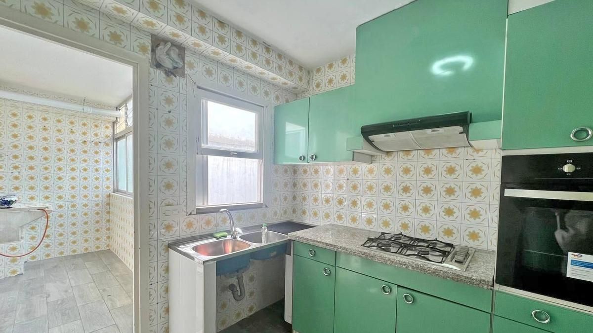 Comprar casa en Alicante: esta cocina recuerda a la de la famosa serie 'Cuéntame'