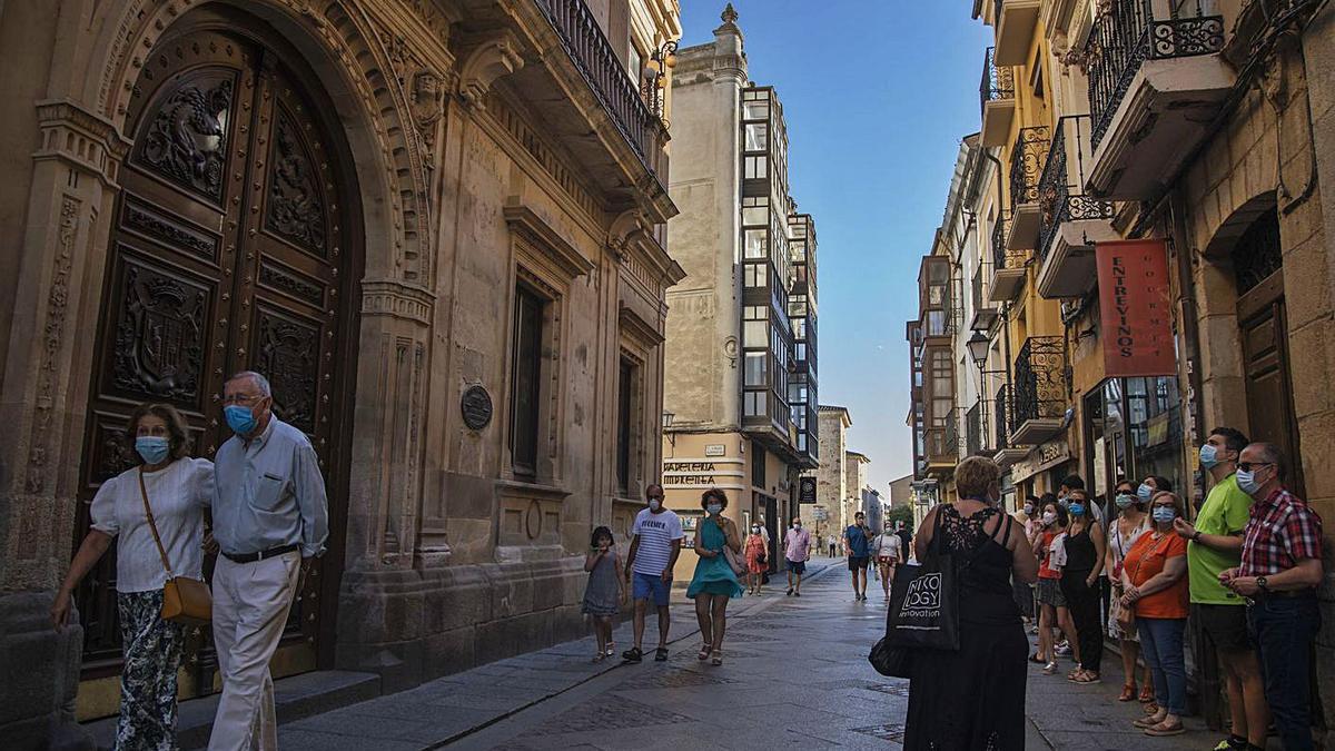 Varios turistas, durante una visita guiada por la ciudad. | Jose Luis Fernández
