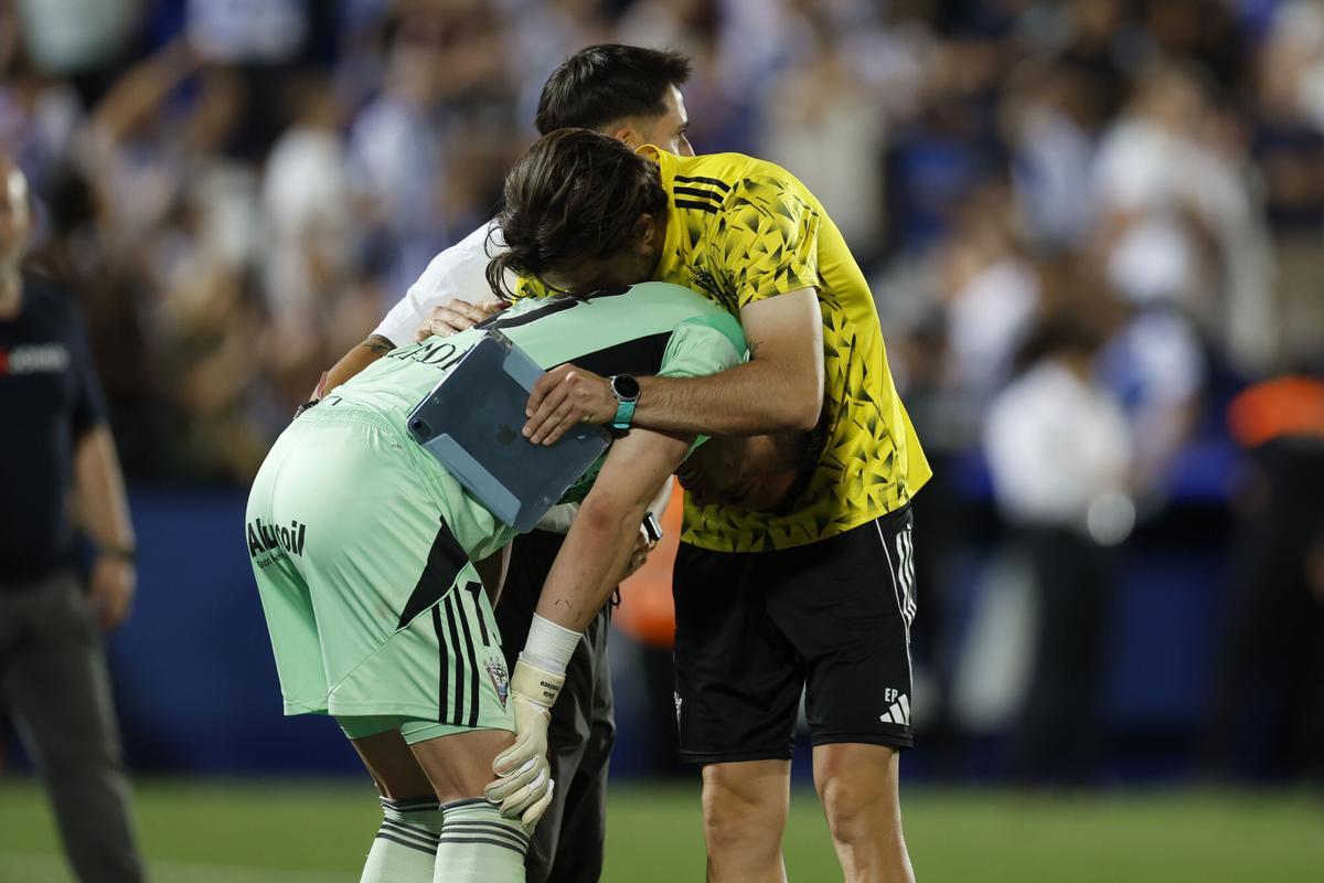 LEGANÉS (MADRID), 31/05/2026.- El guardameta del Mirandés, Juanpa, consolado a la finalización del partido de liga que han disputado este domingo frente al Leganés en el estadio de Butarque y que tras caer derrotados pierden la categoria, descendiendo a Primera RFEF. EFE/ Javier Lizón. SOLO USO EDITORIAL SOLO DISPONIBLE PARA ILUSTRAR LA NOTICIA QUE ACOMPAÑA (CRÉDITO OBLIGATORIO)