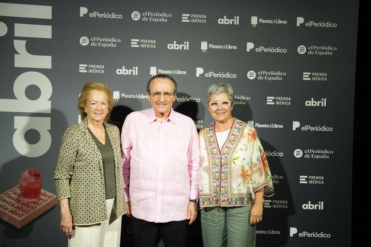 Arantza Sarasola, vicepresidenta de Prensa Ibérica; Javier Moll, presidente de Prensa Ibérica, y Eva Orúe, directora de la Feria del Libro de Madrid