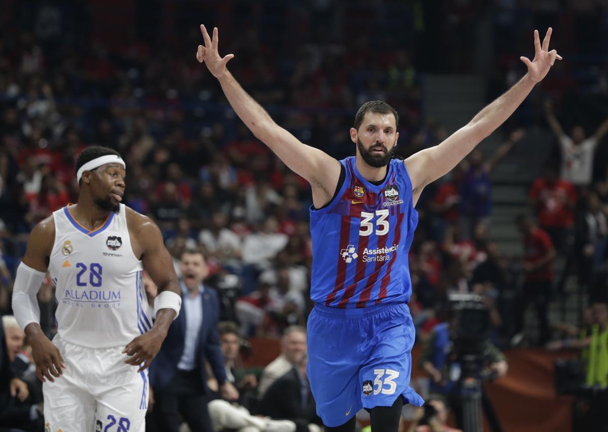 Mirotic alza los brazos tras anotar un triple en la semifinal con el Madrid