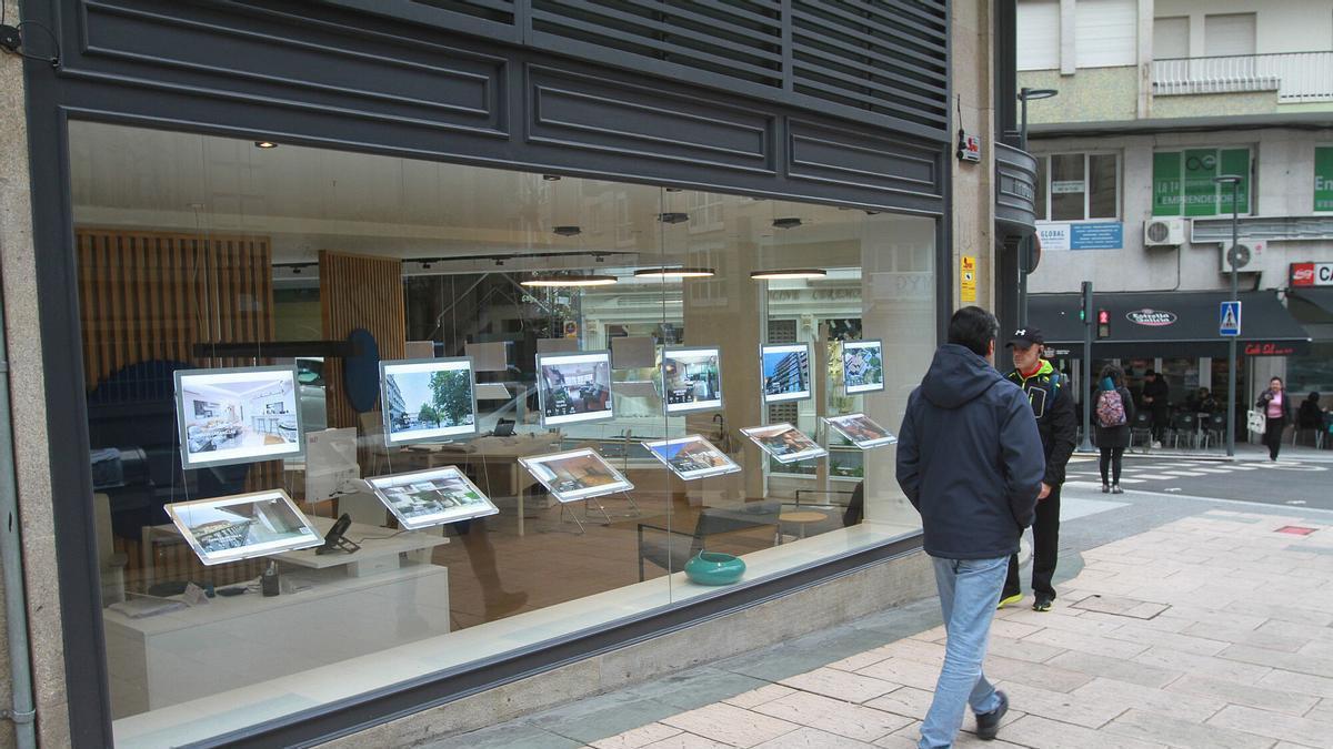 Una agencia inmobiliaria muestra ofertas de alquiler en Ourense.