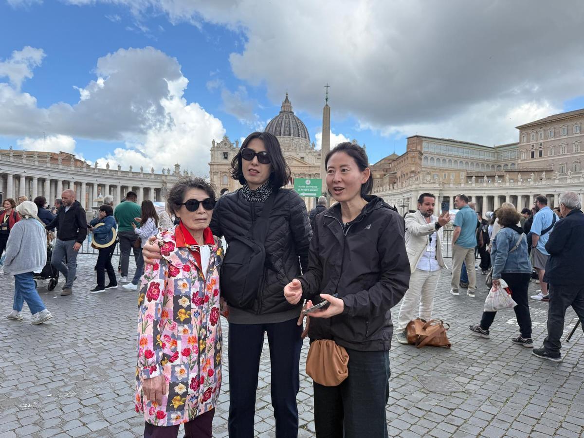 GiWeon Ree (derecha) junto a su hermana y su madre, este jueves en la plaza de San Pedro.