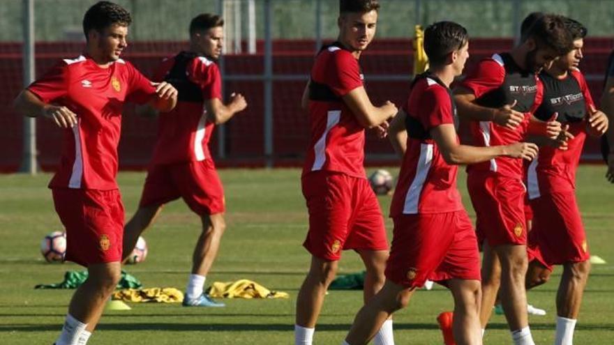 Varios jugadores del Real Mallorca se ejercitan durante un entrenamiento en Son Bibiloni.