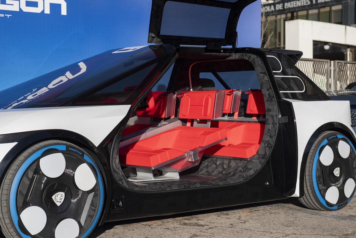 La forma exclusiva y revolucionaria del volante no es la única novedad que encontraremos en el interior