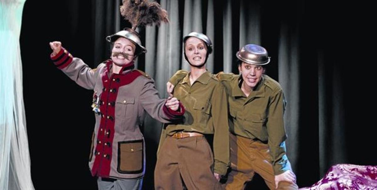 Mònica Portillo, Anna Arena i Laura Pau, en una escena de l’opereta ’La gran duquessa de Gerolstein’. Mònica Portillo, Anna Arena i Laura Pau, en una escena de l’opereta ’La gran duquessa de Gerolstein’.