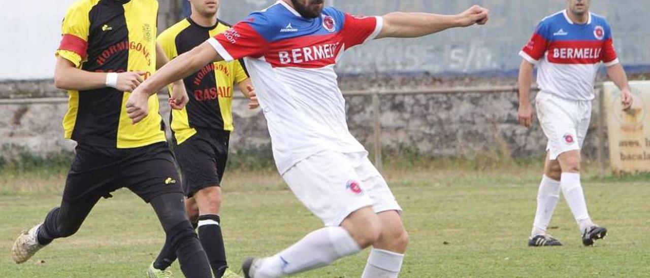 El central de la UD Ourense Tito Currás despeja un balón. // Iñaki Osorio