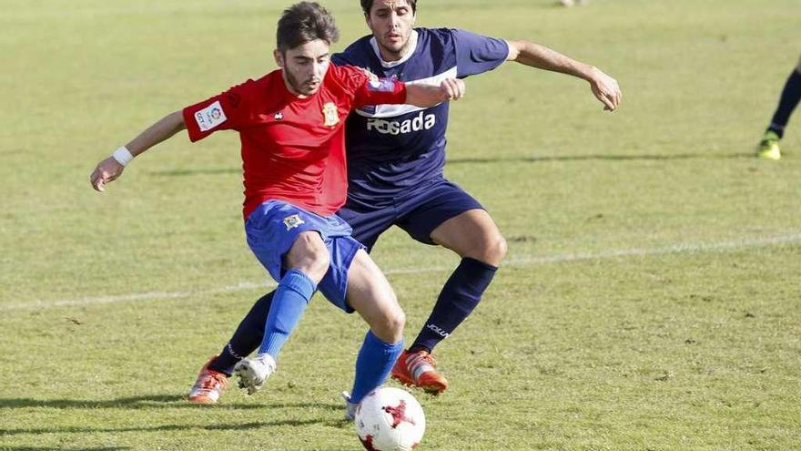 César, del Condal, da un pase presionado por David González.