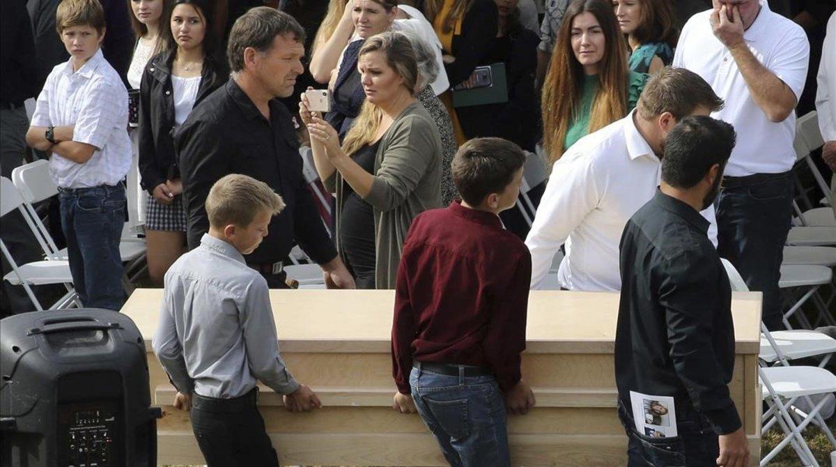 zentauroepp50789739 youths and men carry a coffin during the funeral of dawna ra191107204750