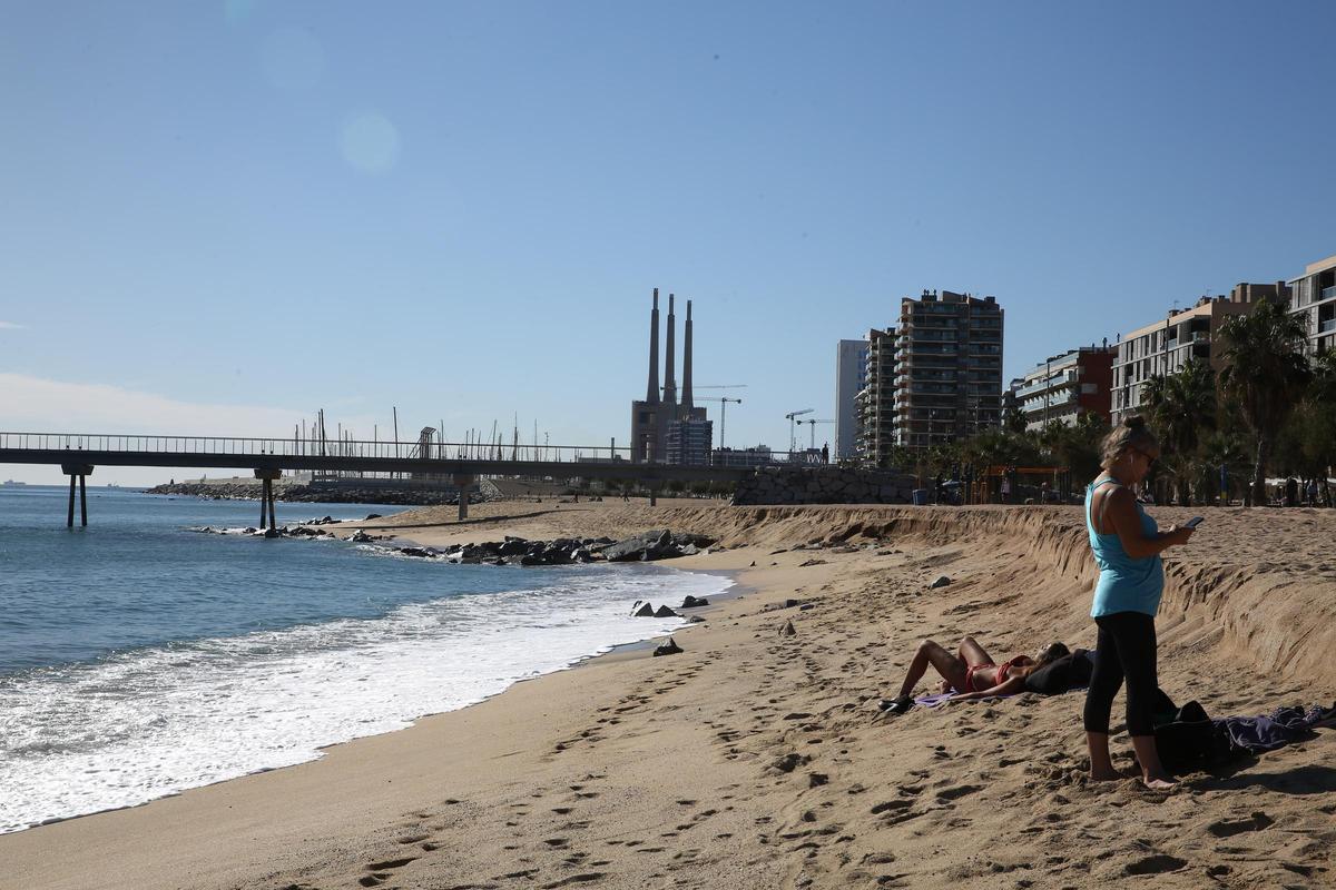 Algunas playas de Badalona pierden arena tras el temporal