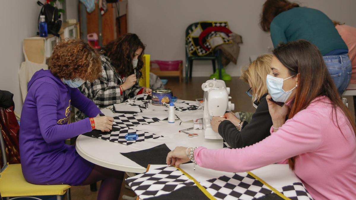 Taller de costura de &#039;Taquicardia&#039;. Acuden por turnos para mantener la distancia y evitar riesgos.