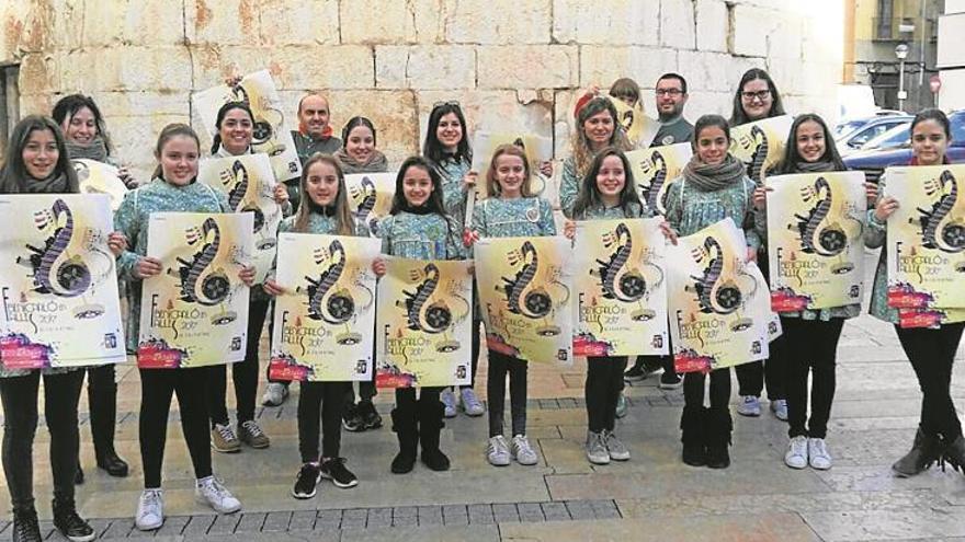 Pegada de carteles de las fallas de benicarló