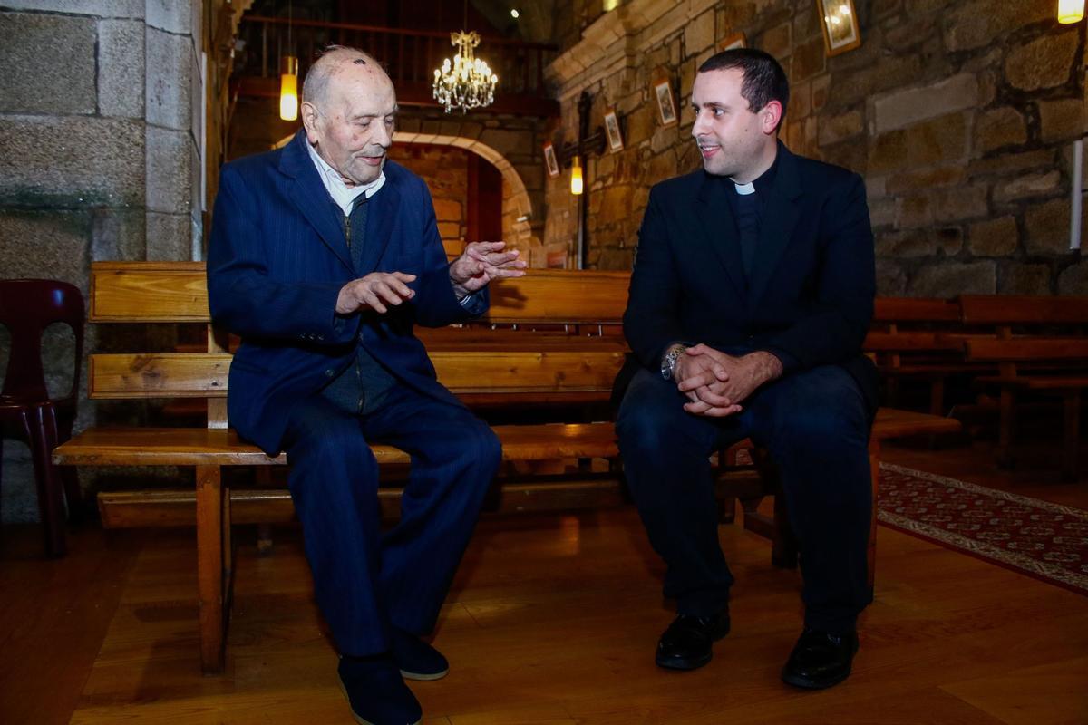 Dositeo Valiñas, el sacerdote más veterano de Galicia, charla con Javier Carballo, cura más joven de la comunidad en la Iglesia de Ribadumia.