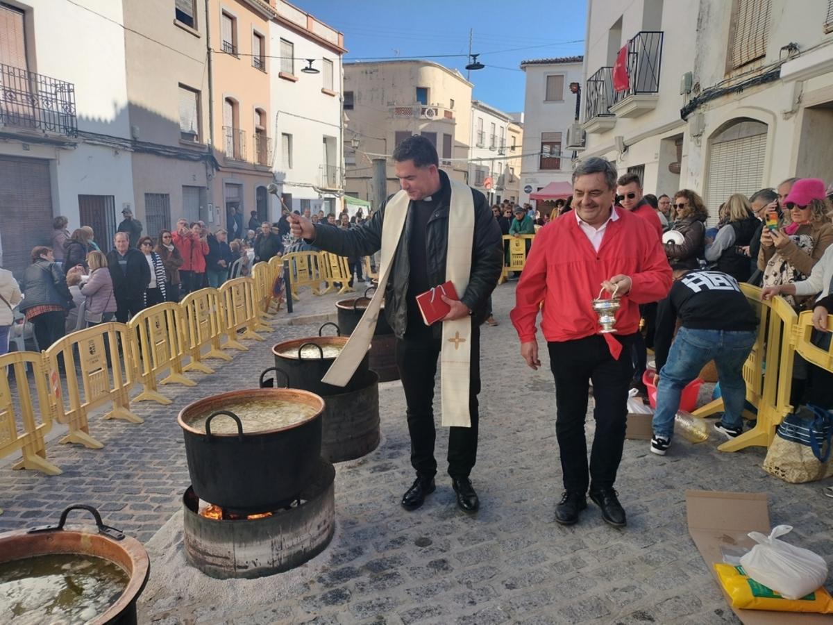El párroco bendice las calderas en la jornada del sábado en Oliva