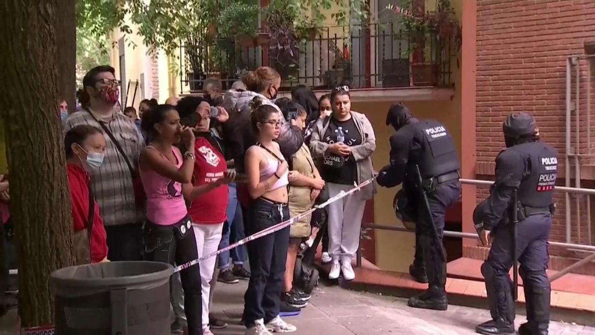 Protesta por el desahucio de una familia vulnerable con un menor en Barcelona.