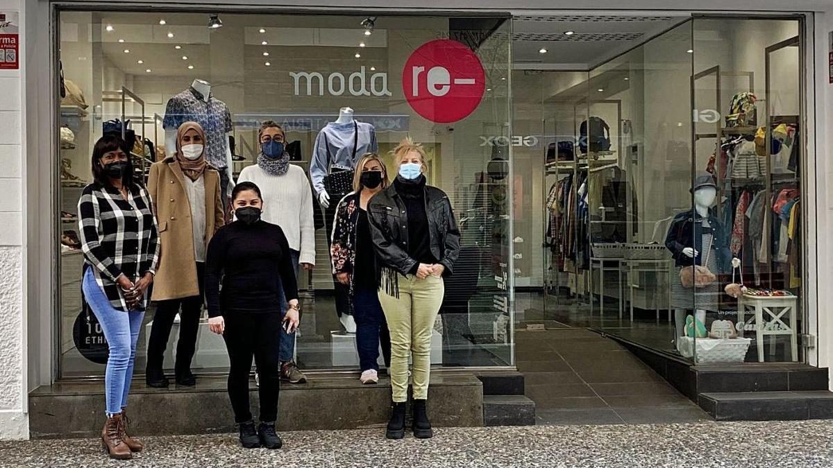 L&#039;equip que treballarà a la botiga Moda Re-, impulsada per Càritas, a l&#039;Eixample de Girona.