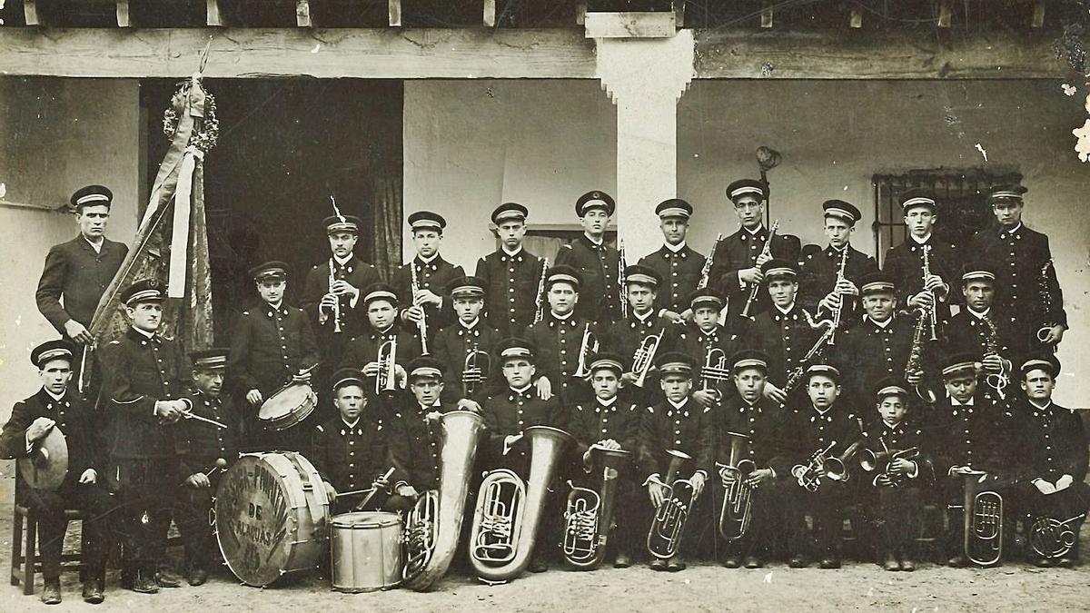 Componentes de la banda ‘roja’ en 1906. | ARCHIVO DE LA UMA