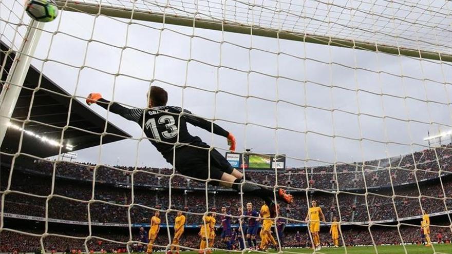 Un gol de Messi acerca el título de Liga a Barcelona