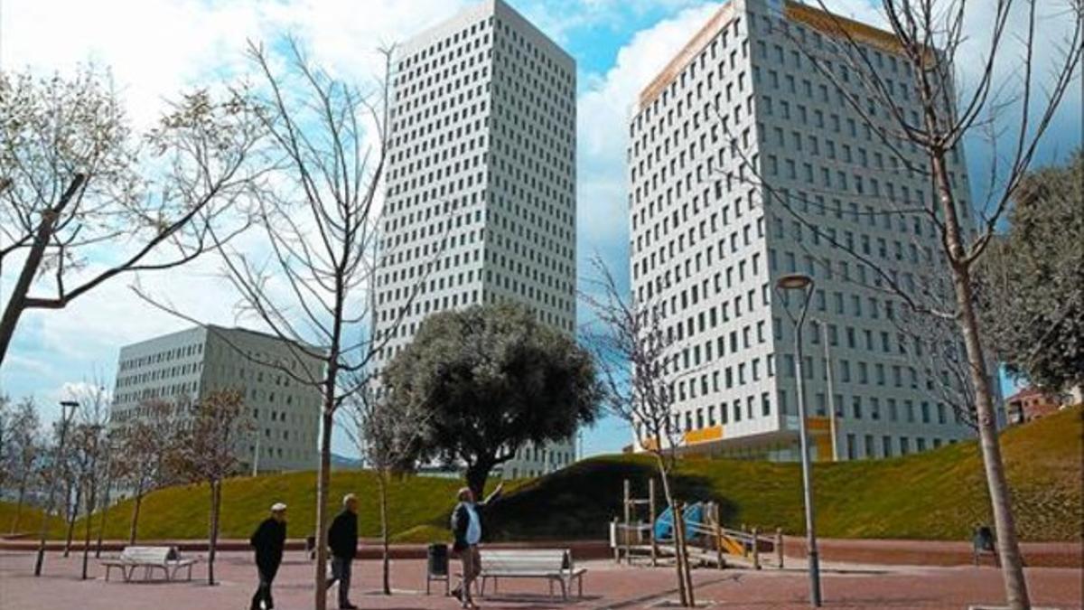 Torres Cubics, con el edificio destinado a viviendas públicas a la derecha.