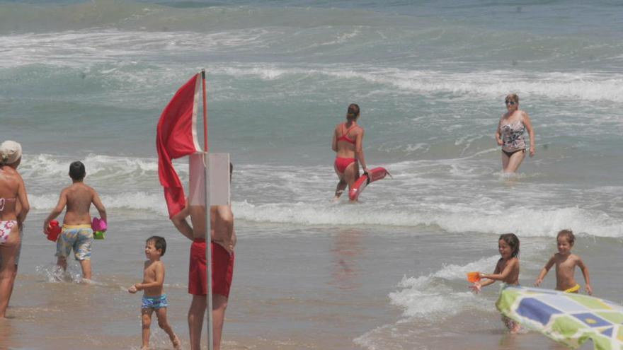 Recurren a la Policía porque un bañista no quería salir del mar con bandera roja