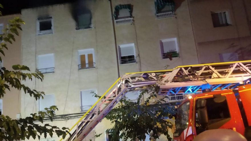 Dos jóvenes salen ilesos de un incendio en Elche tras quedar atrapados en una habitación media hora