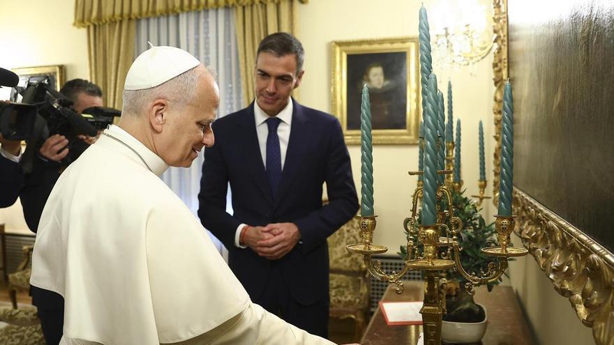 Sánchez regala al Papa un bonsai de olivo español 