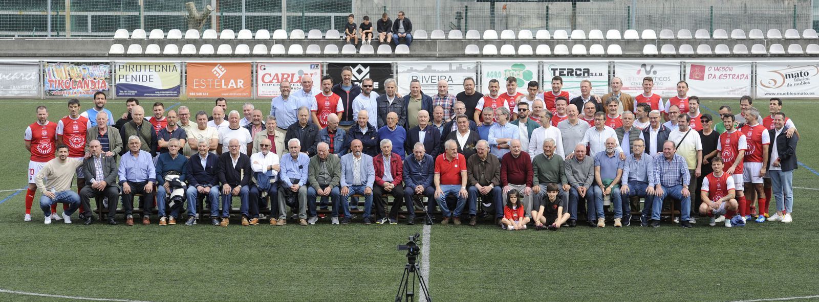 Jugadores de los cincuenta años de vida del Estradense Veteranos posan juntos en el Estadio Municipal de A Estrada. |  // BERNABÉ/JAVIER LALÍN