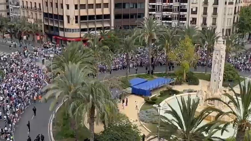 Cientos de aficionados del Hércules esperan la llegada del bus con los jugadores