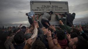 ’La otra frontera’. En la pequeña población de Idomeni, en marzo del 2016, quedaban atrpadas14.000 personas en tránsito hacia Europa. Debido al cierre de esta frontera que ordenó el gobierno de Macedonia, estas personas malvivieron durante meses sin comida y sin electricidad, bajo la lluvia.