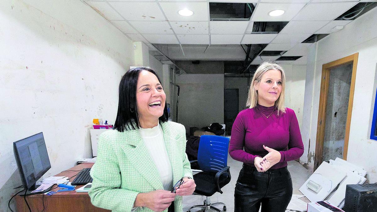 Las marcas del agua aún visibles en la trastienda de la Administración nº 5 de Catarroja.