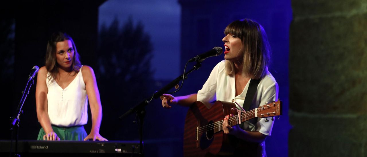 Maialen, a la derecha, durante un concierto en la Laboral.