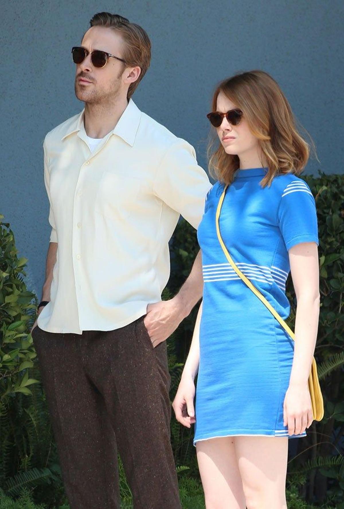 Emma Stone con un vestido corto azul junto a Ryan Gosling en el rodaje de 'La La Land'