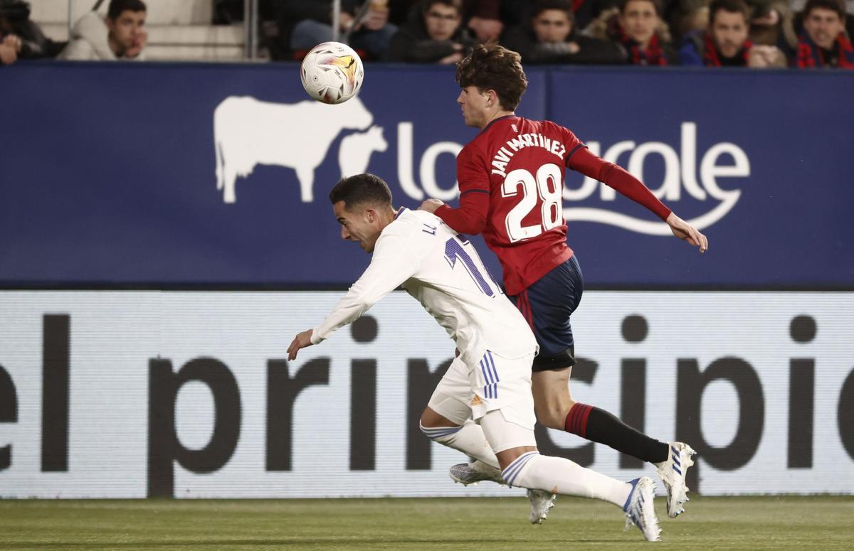 PAMPLONA, 20/04/2022.- El defensa del Real Madrid Lucas Vázquez (i) lucha con Javi Martínez, de Osasuna, durante el partido de la jornada 33 de Liga en Primera División que Osasuna y Real Madrid disputan este miércoles en el estadio de El Sadar, en Pamplona. EFE/Jesús Diges