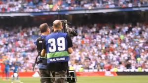 Cámara ’steady cam’, para el segumiento en movimiento, en la retransmisión de un partido de fútbol.