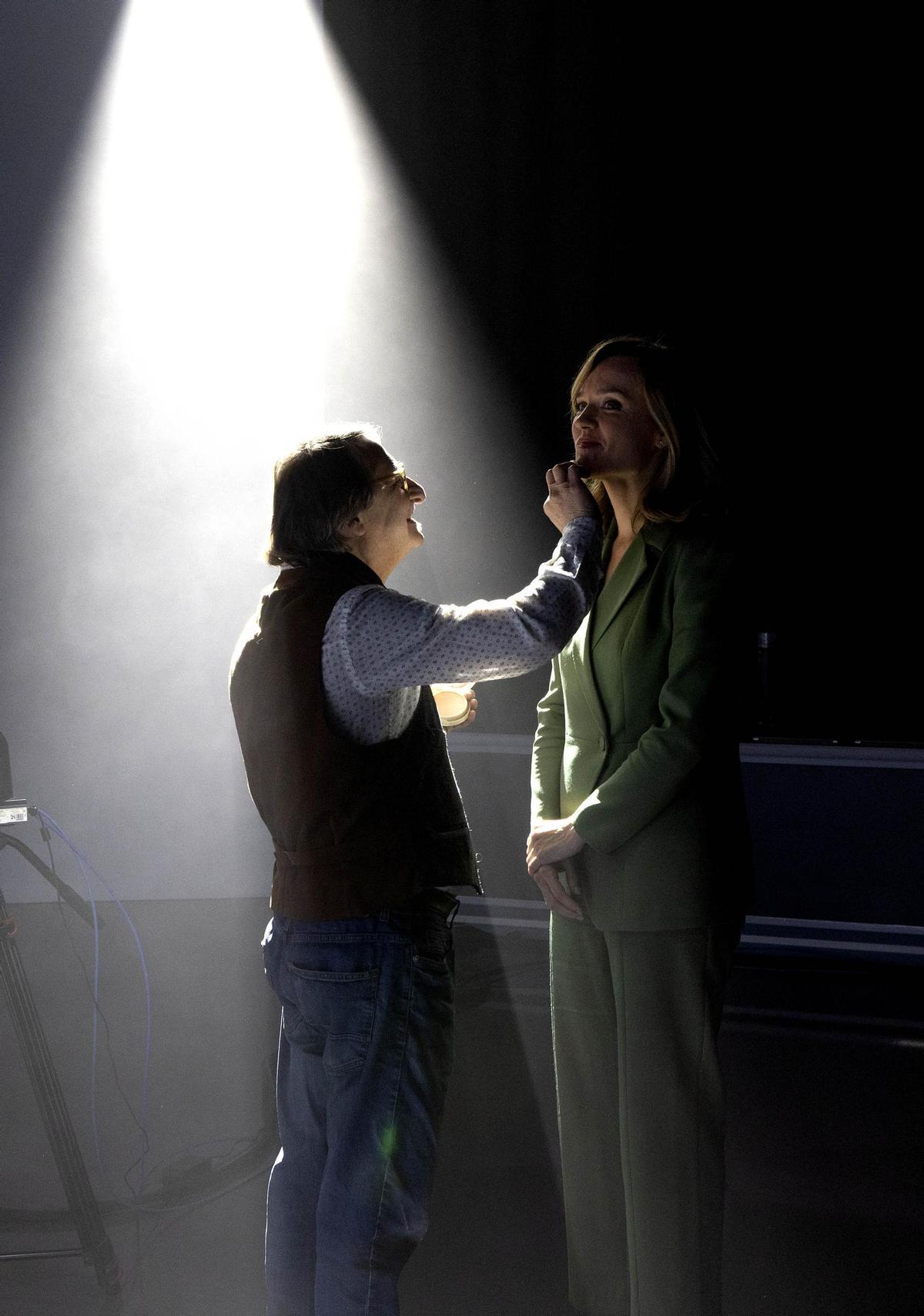 Últimos retoques con Pilar Alegría, antes del inicio del debate.