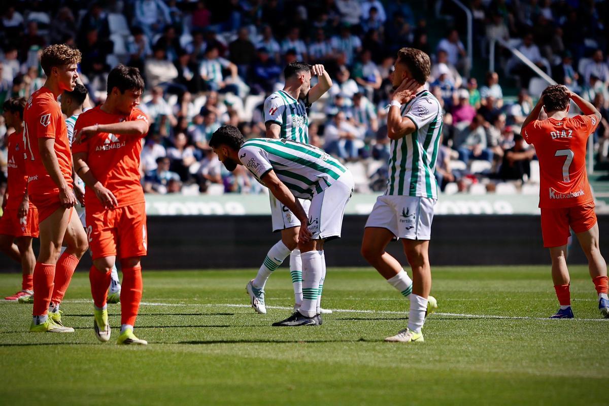 Isma Ruiz y Xavi Sintes se lamentan tras una acción a balón parado frente a la Real Sociedad B.