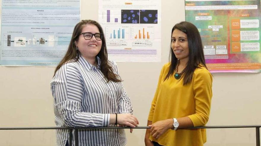 María Álvarez Satta y Sheila Castro Sánchez, en la Facultad de Biología, en el campus. // Alba Villar