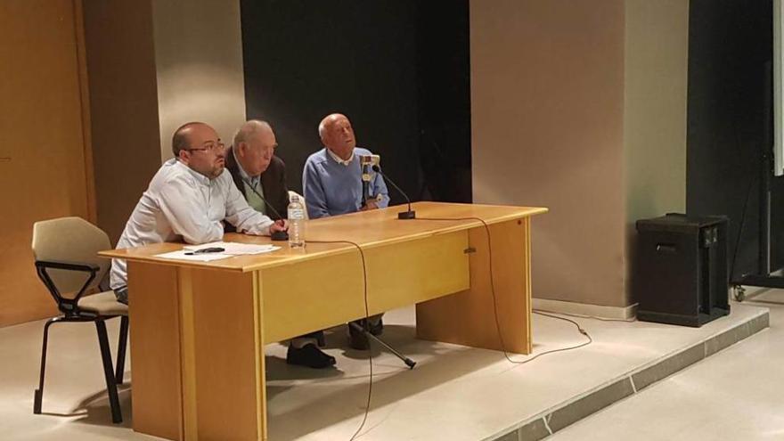 Por la izquierda, José Manuel San Emeterio, Faustino González y Luis Ortega, durante la asamblea de ayer.